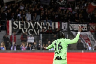 Le gardien valaisan Timothy Fayulu, fete la victoire avec les supporters lors de la rencontre de football de Challenge League entre FC Sion et FC Wil le vendredi 6 octobre 2023 au stade de Tourbillon a Sion.